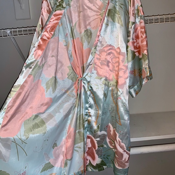 Elegant Satin Bridal Robe - Picture 4 of 8